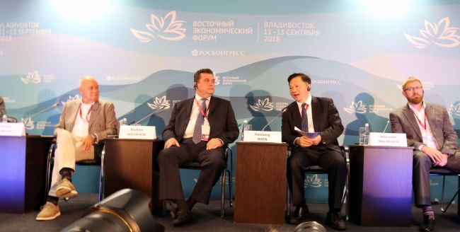 Shen Haixiong, the president of China Media Group (2nd right), speaks at a media forum at the fourth Eastern Economic Forum in Vladivostok on Wednesday, September 12, 2018. [Photo: China Media Group]