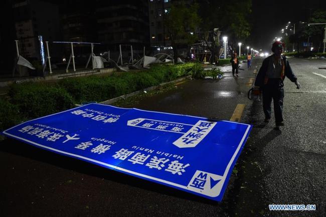 Photo taken on Sept. 16, 2018 shows a fallen road sign in Zhuhai, south China's Guangdong Province. Super Typhoon Mangkhut landed at 5 p.m. on Sunday on the coast of Jiangmen City, south China's Guangdong Province, packing winds up to 162 km per hour, according to the provincial meteorological station. [Photo: Xinhua]