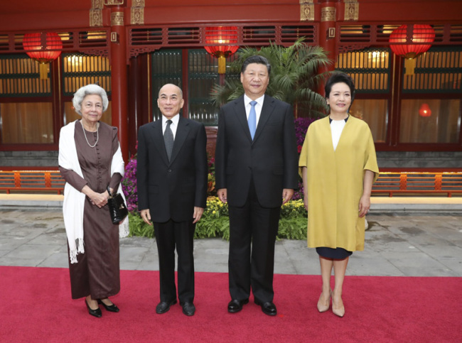 Chinese President Xi Jinping (2nd right) and his wife Peng Liyuan (1st right) visit Cambodian King Norodom Sihamoni and Queen Mother Norodom Monineath Sihanouk in Beijing on September 19, 2018. [Photo: Xinhua]