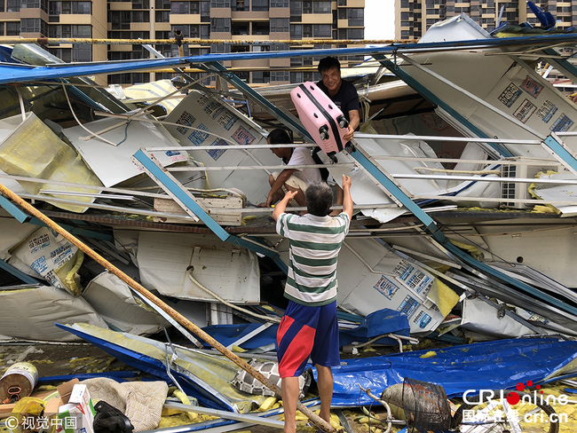 台风过后中国南方开展善后清理工作 Typhoon cleanup underway in southern China