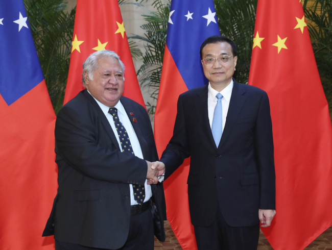 Chinese Premier Li Keqiang (R) meets with Samoan Prime Minister Tuilaepa Sailele Malielegaoi in Tianjin on Wednesday, September 19, 2018. [Photo: gov.cn]