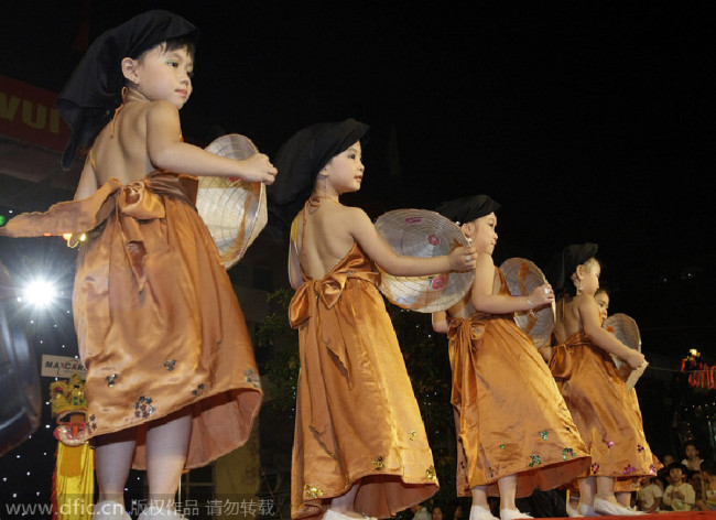 Children perform during the Mid-Autumn Festival at the Children's Palace in Hanoi, Vietnam, Oct 2, 2009, a day ahead of the Mid-Autumn Festival. [Photo/IC]