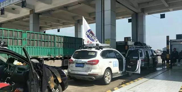 A private rescue team is stalled at the Chengtoushan toll station in Hunan province, September 19, 2018. [Photo: cnr.cn] 