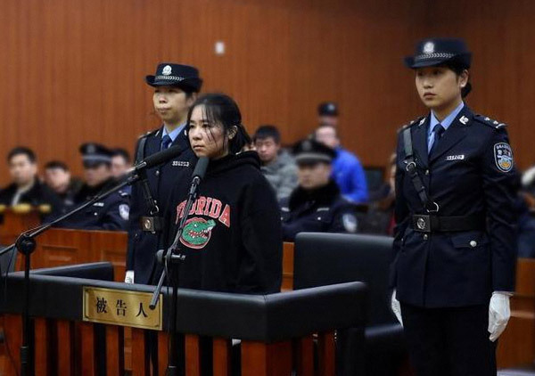 Mo Huanjing stands trial at Hangzhou Intermediate People's Court on Feb. 1, 2018, on suspicion of setting a fire which led to the deaths of four people. [File photo: China Daily]