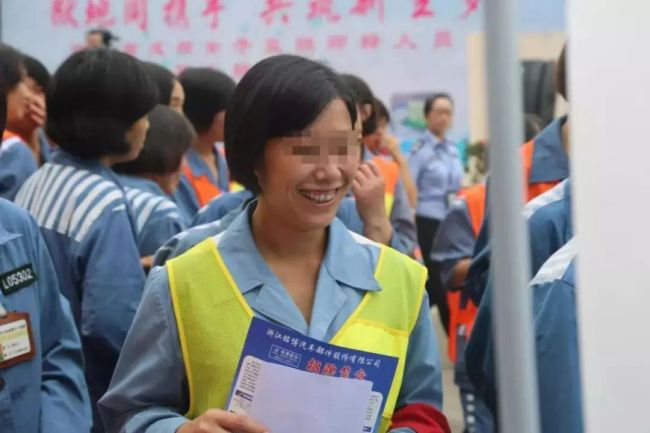 Females who are serving their sentences at a women's prison in Chengdu, capital of Sichuan Province, attend a job fair behind bars, on Tuesday, September 18, 2018. [Photo: thepaper.cn]