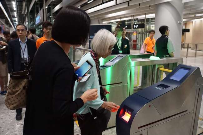 Passengers check in at West Kowloon Station in Hong Kong to take one of the first trains to Shenzhen during the first public service day of Guangzhou–Shenzhen–Hong Kong Express Rail Link (XRL) on September 23, 2018. [Photo: China Plus/Li Naxin]