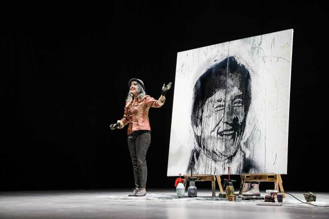 Swiss artist Corinne Sutter draws a figure painting of super star Jackie Chan at a celebration of the 6th anniversary of Parkview Green Beijing, on Saturday, Sept 22. [Photo: China Plus/Xu Fei] 