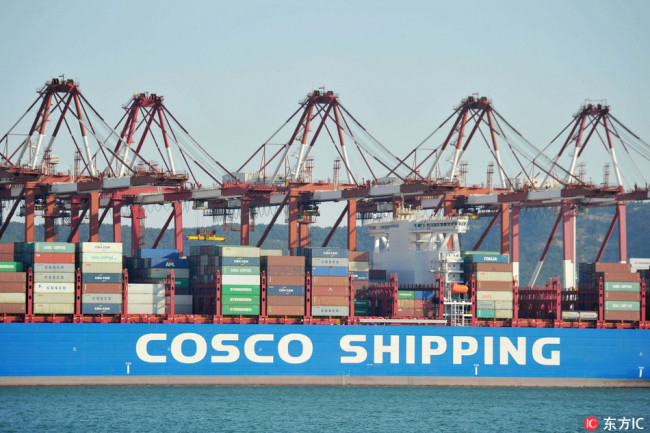 A cargo ship of COSCO loaded with containers [File photo: IC]
