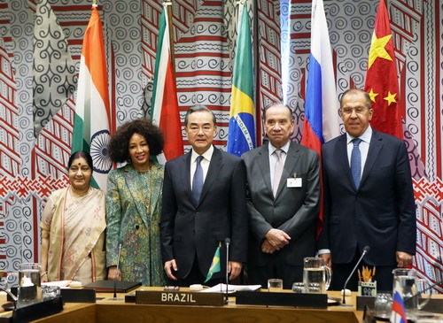 Foreign ministers of Brazil, Russia, India, China and South Africa (BRICS) pose for a group photo on the sidelines of the United Nations General Assembly on Thursday, Sep. 27, 2018.[Photo: fmprc.gov.cn]   
