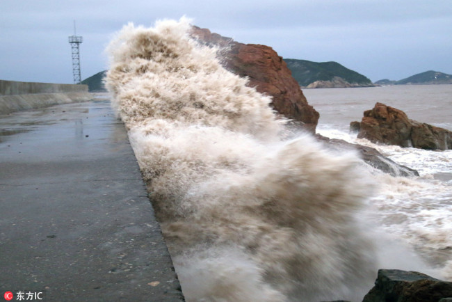Tidal bores caused by strong wind from Typhoon Kong-rey hit shores in Shitang town, Wenling city, Zhejiang province, on October 4, 2018. [Photo: IC]