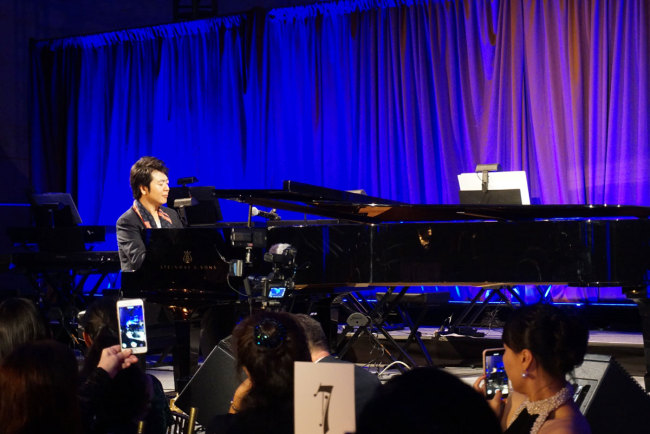 World-renowned Chinese pianist Lang Lang performs at a benefit gala in Manhattan, New York on Oct 10th, 2018. [Photo: China Plus/Qian Shanming]