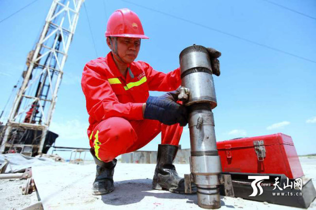 Tan Wenbo, who spent 26 years inventing oil-testing tools in Xinjiang. [File Photo: ts.cn]