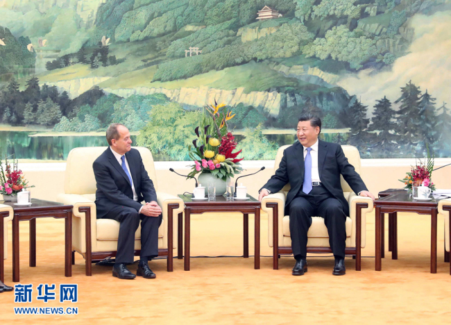 Chinese President Xi Jinping meets with Stephen Perry, chairman of Britain's 48 Group Club in Beijing, on Tuesday, Oct 16, 2018. [Photo: Xinhua] 