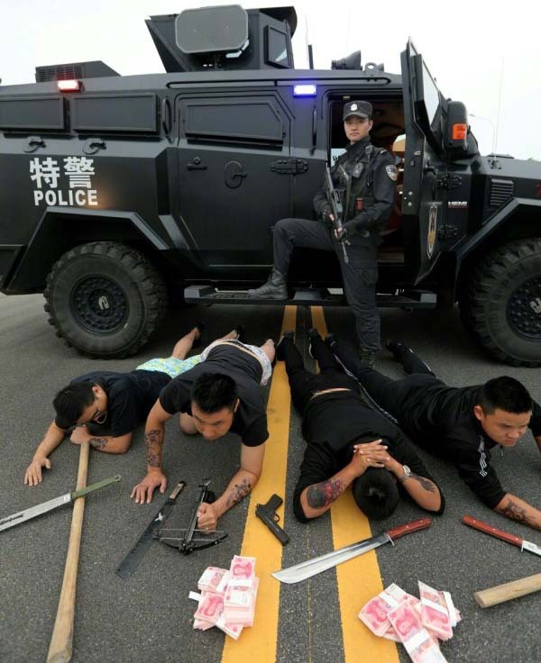 Photos show police officers(警察 jǐng chá) taking part in the Falling Stars Challenge.[Photo: VCG]