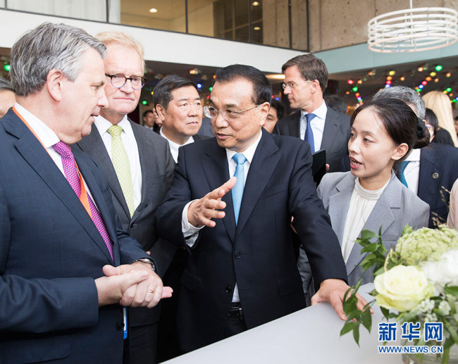 Chinese Premier Li Keqiang talks with entrepreneurs during his official visit to the Netherlands, October 16, 2018. [Photo: Xinhua]