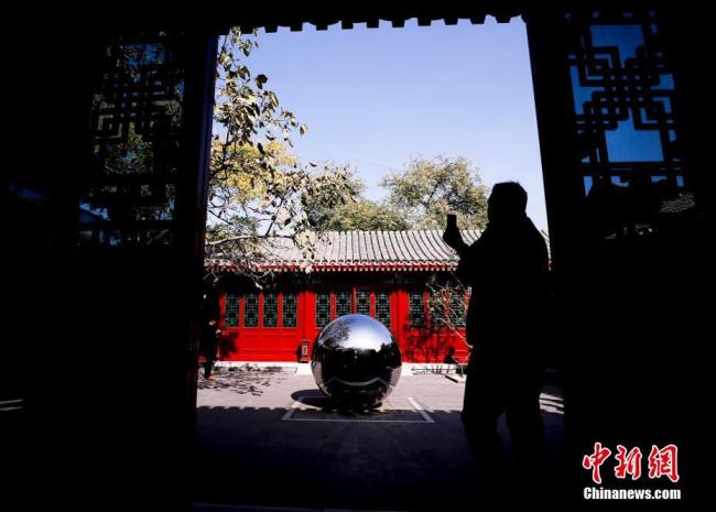 A tourist visits the hutong museum that opened on Thursday, October 18, 2018, in a historical district in central Beijing.[Photo: Chinanews.com]