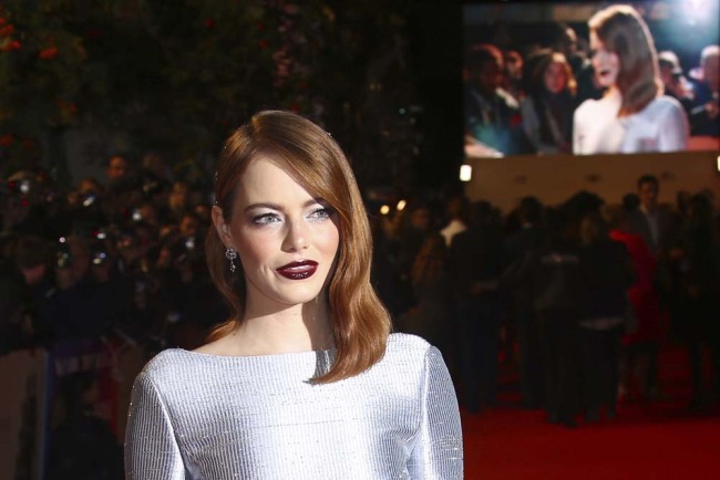 Actress Emma Stone poses for photographers upon arrival at the premiere of the film 'The Favourite' in London during the London Film Festival, Thursday, Oct. 18, 2018. [Photo：AP] 