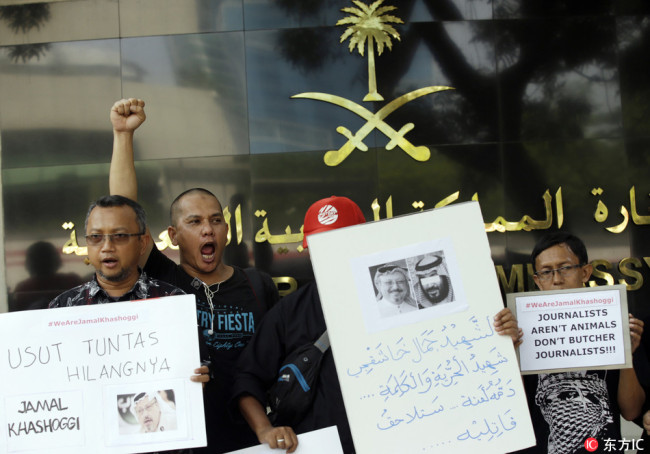 A dozen of Indonesian journalists hold posters with .s of Saudi writer Jamal Khashoggi during a protest outside Saudi Arabian Embassy in Jakarta, Indonesia, Friday, Oct. 19, 2018. [Photo:IC]