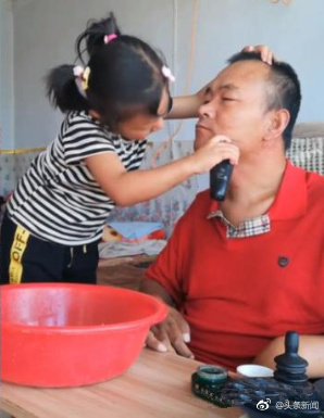 6岁女童照顾父亲成网红 Girl, 6, taking care of paralyzed father goes viral