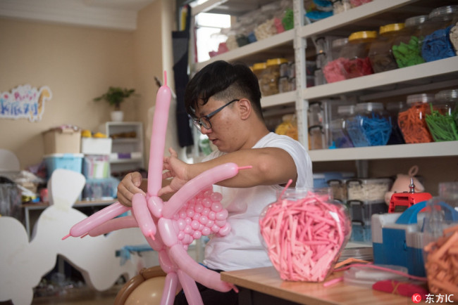 工作也是可以“吹”出来的 Balloon stylist becomes a popular profession in China