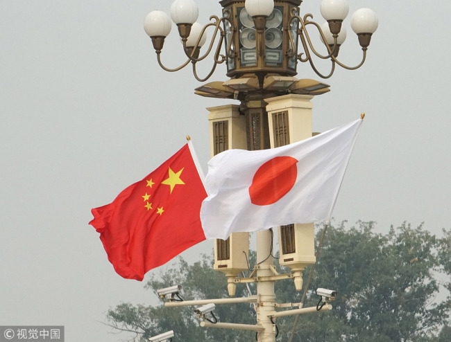 Chinese national flag and Japanese national flag fastened on a lamp post at Tian'anmen square to welcome Japanese Prime Minister Shinzo Abe visiting China,Oct. 25 2018. [Photo:VCG]