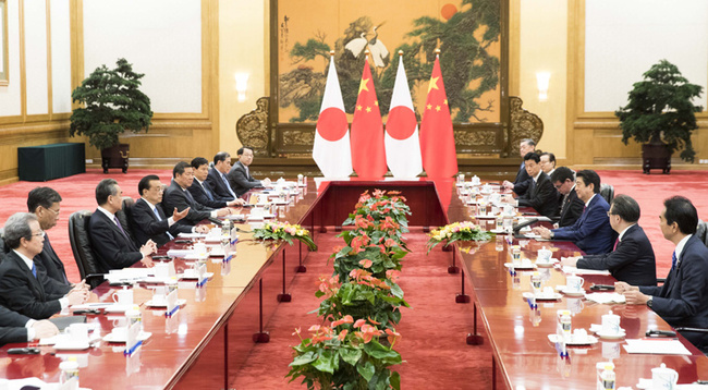 Premier Li Keqiang meets with visiting Japanese Prime Minister Shinzo Abe at the Great Hall of the People in Beijing. [Photo: gov.cn]