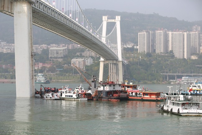 Rescuers search victims after a bus plunged into the Yangtze River from a bridge in Chongqing on Sunday, October 28, 2018. [Photo: VCG]