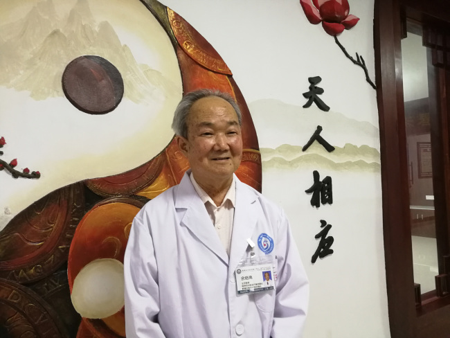 Medical expert Yu Peinan at the Traditional Chinese Medicine Hospital of Wuzhou in Guangxi, October 28, 2018 [Photo: China Plus/Sang Yarong]