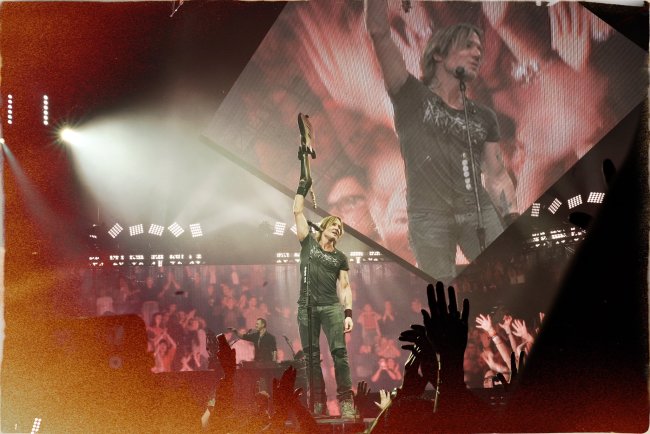 Keith Urban performs at a show in Charlottesville on October 21, 2018. [Photo: twitter.com/@KeithUrban]