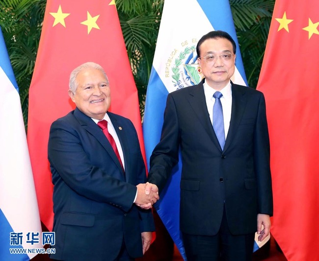 Chinese Premier Li Keqiang met with El Salvador's President Salvador Sanchez Ceren in Beijing on November 2, 2018. [Photo: Xinhua]