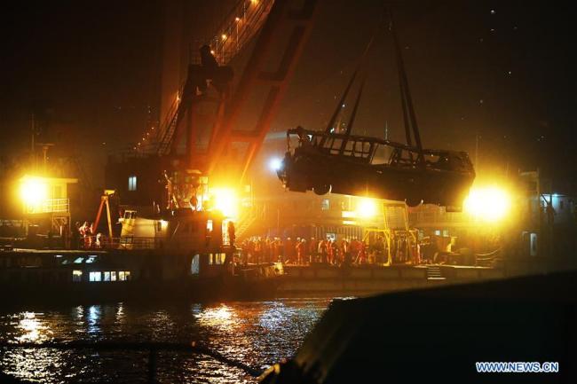 Rescuers salvage(打捞 dǎlāo) the wreck of a bus that plunged into the Yangtze River at Wanzhou, southwest China's Chongqing Municipality, Oct. 31, 2018. The bus was pulled out of water by a floating crane at about 11:30 p.m.(Xinhua/Wang Quanchao)