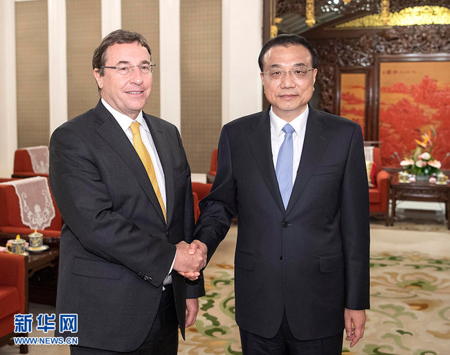 Chinese Premier Li Keqiang (R) meets with the Administrator of United Nations Development Programme (UNDP) Achim Steiner on Thursday, November 1, 2018. [Photo:Xinhua]