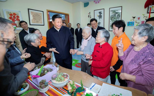 President Xi talks to the elderly in a community of Hongkou, Shanghai, November 6, 2018. [Photo: CCTV] 