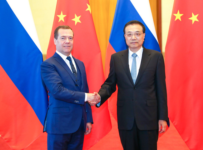 Chinese Premier Li Keqiang shakes hands with his Russian counterpart Dmitry Medvedev on November 7, 2018, in Beijing. [Photo: gov.cn]