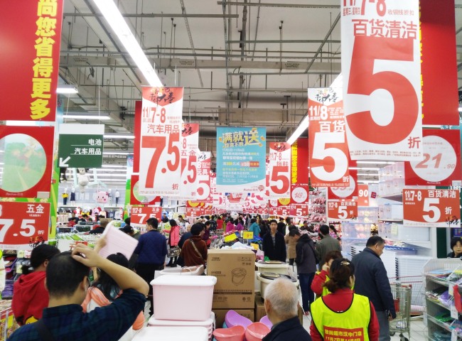 A supermarket in Nanjing, Jiangsu Province sells products at a discount on November 7, 2018. [Photo: IC]