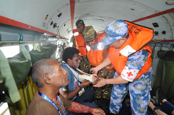 Members of a medical team treat patients during joint medical exercises involving personnel from China and Papua New Guinea in Port Moresby on Tuesday, July 17, 2018. [Photo: thepaper.cn]