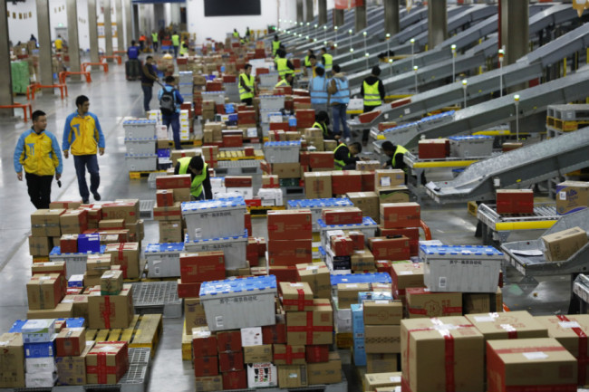 Chinese workers sort parcels, most of which are from Singles' Day online shopping, at the largest smart logistics base in Asia, Suning Yuncang (Cloud Warehouse) of Suning Group, during the November 11 Singles' Day shopping spree in Nanjing, Jiangsu province, November 11, 2018. [Photo: IC]