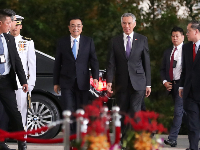 Chinese Premier Li Keqiang meets Singaporean Prime Minister Lee Hsien Loong in Singapore on November 12, 2018. [Photo: Gov.cn]