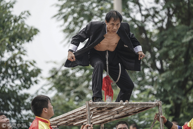 File photo shows a Kung Fu master performing Qigong in central China's Henan Province. [Photo: VCG]