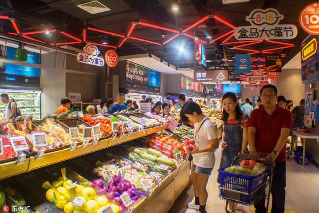 Consumers select goods at a supermarket in Guangzhou, Guangdong Province on August 18, 2018. [File photo: IC]