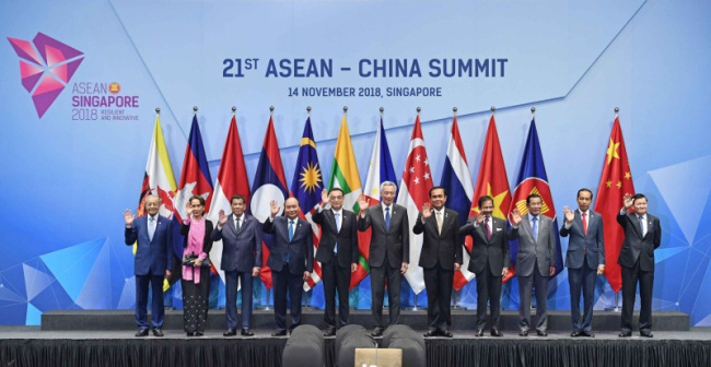 Leaders attending the 21st China-ASEAN (10+1) leaders' meeting in Singapore pose for a group photo on Wednesday, Nov. 14, 2018.[Photo: gov.cn]
