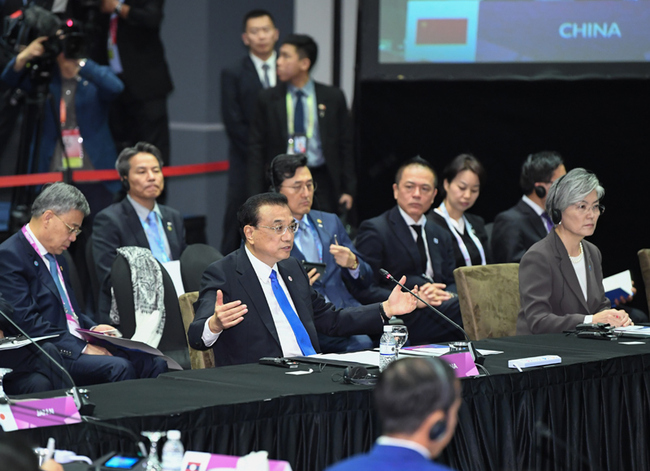 Chinese Premier Li Keqiang speaks at the 21st ASEAN-China, Japan and South Korea (10+3) leaders' meeting in Singapore on Thursday, November 15, 2018. [Photo: gov.cn]