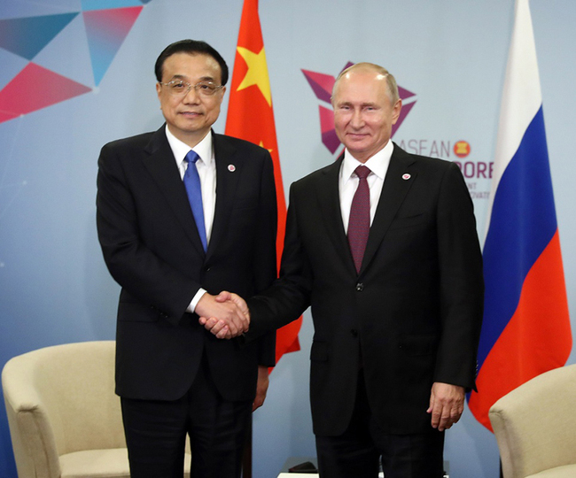 Chinese Premier Li Keqiang (L) meets with Russian President Vladimir Putin on the sidelines of a series of leaders' meetings on East Asian cooperation in Singapore on Thursday, November 15, 2018. [Photo: Xinhua]