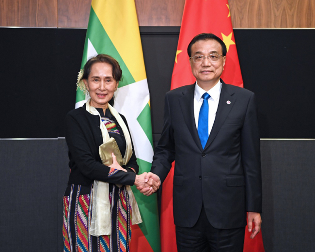 Chinese Premier Li Keqiang (R) meets with Myanmar's State Counselor Aung San Suu Kyi in Singapore on Thursday, November 15, 2018. [Photo: Xinhua]