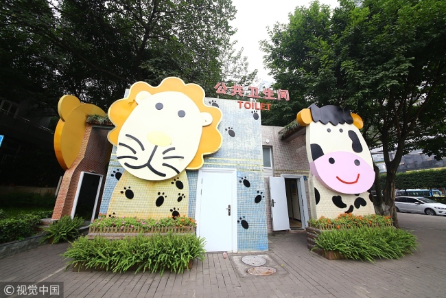 A toilet in Chongqing takes a family-friendly approach by including animal designs(设计 shèjì). [Photo: VCG]