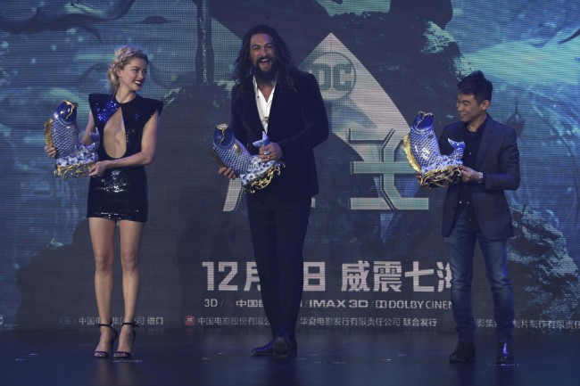 Actors Jason Momoa, center, Amber Heard and director James Wan pose for a photo during an event in Beijing, China, Sunday, Nov. 18, 2018, ahead of the Aquaman movie's December world premiere. [Photo: AP]