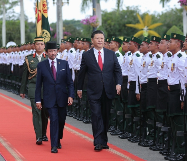 Chinese President Xi Jinping inspects the guard of honor at a welcome ceremony hosted by Brunei's Sultan Haji Hassanal Bolkiah in Bandar Seri Begawan on Nov. 19, 2018. [Photo: Xinhua]