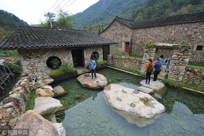 In Jinhua, Zhejiang, a toilet wins applauses from visitors as the architecture(建筑 jiànzhú) is very similar to a traditional Chinese garden, with an artificial hill(假山 jiǎshān), a lake(湖 hú) and also places for them to rest(休息 xiūxí). [Photo: VCG]