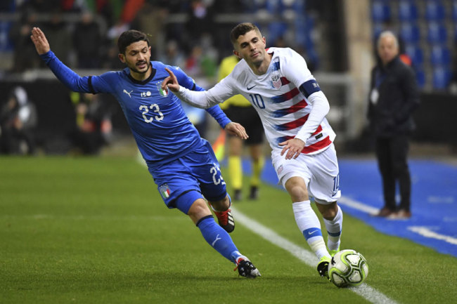 Christian Pulisic (right) and Italy's Stefano Sensi vie for the ball during the international friendly soccer match between Italy and the United States at Cristal Arena in Genk, Belgium, Tuesday, Nov. 20, 2018. [Photo: AP/Geert Vanden Wijngaert]