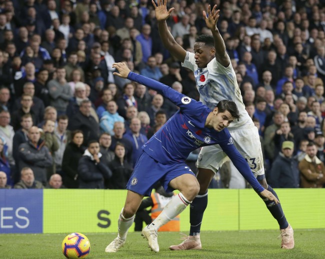 Chelsea's Alvaro Morata, front, duels for the ball with Everton's Yerry Mina during the English Premier League soccer match between Chelsea and Everton at Stamford Bridge stadium in London, Sunday, Nov. 11, 2018. [Photo: AP]